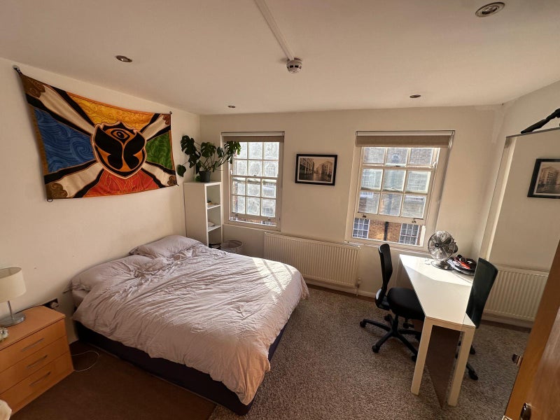 Photo 1: Bedroom