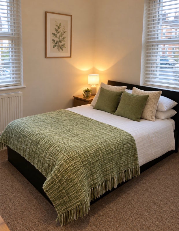 Photo 1: Ground floor Ensuite room £740 all bills incl. 