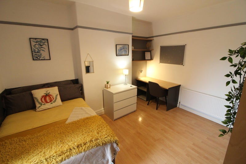 Photo 1: Room 3 (angle 3)