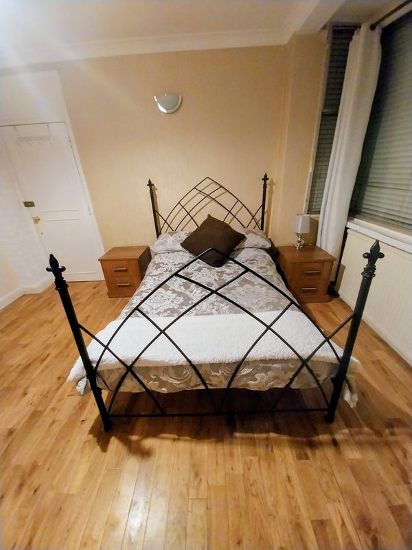 Photo 1: Double bedroom