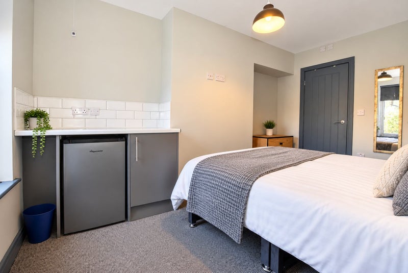 Photo 1: Room 4