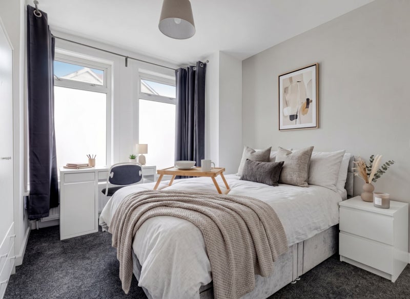 Photo 1: Room 1 w/ Ensuite
