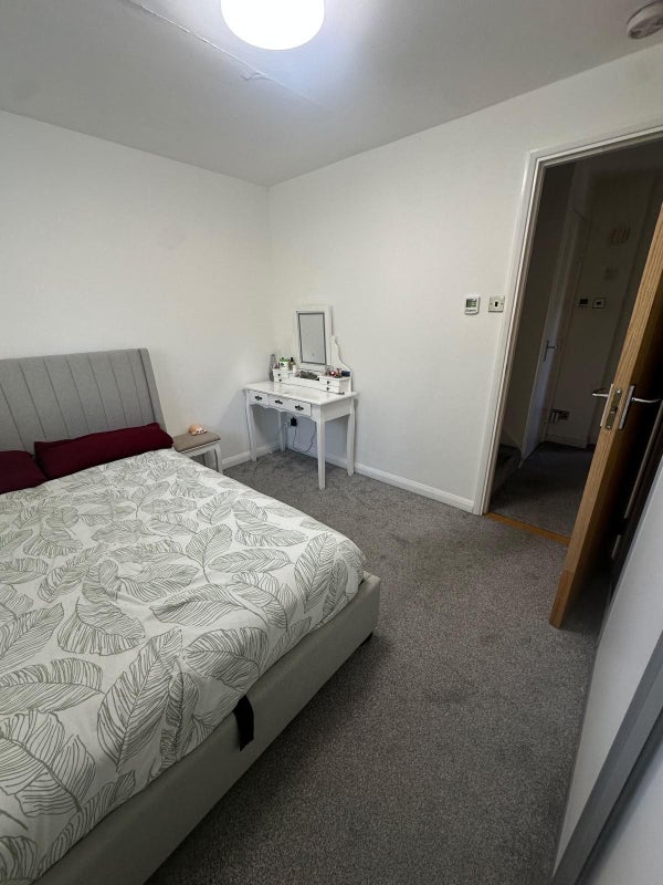 Photo 1: Bedroom