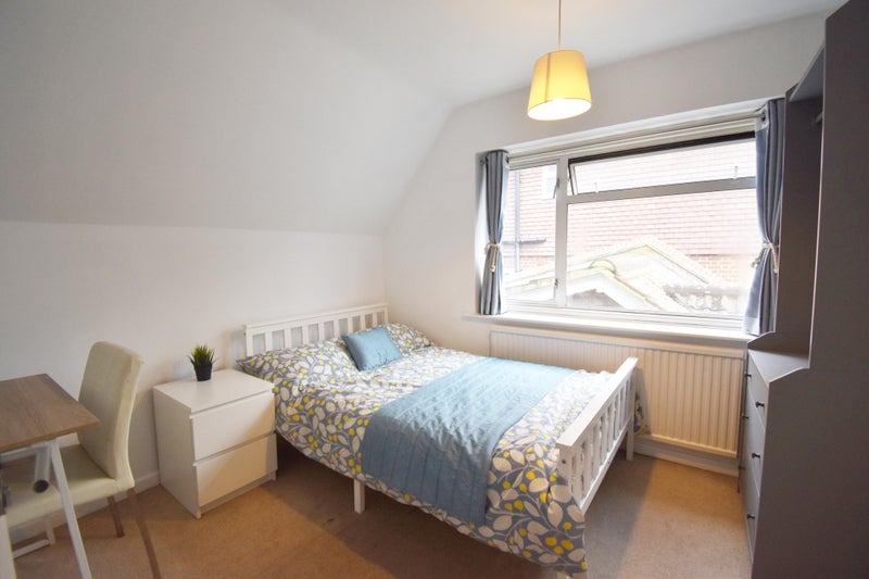 Photo 1: Cosy room - complete with Desk & chair