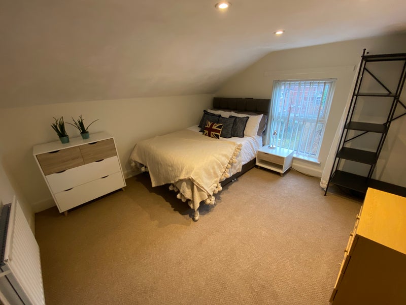 Photo 1: ROOM 6