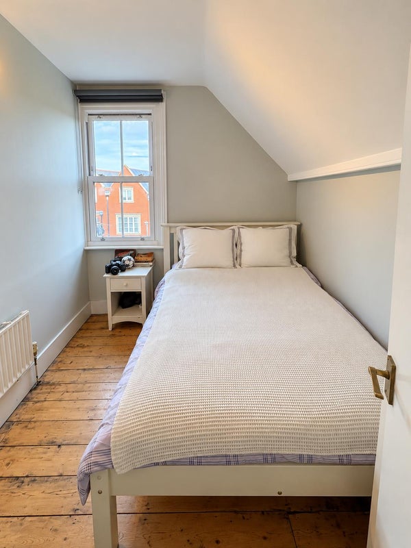 Photo 1: Bedroom