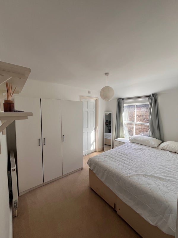 Photo 1: Double bedroom 