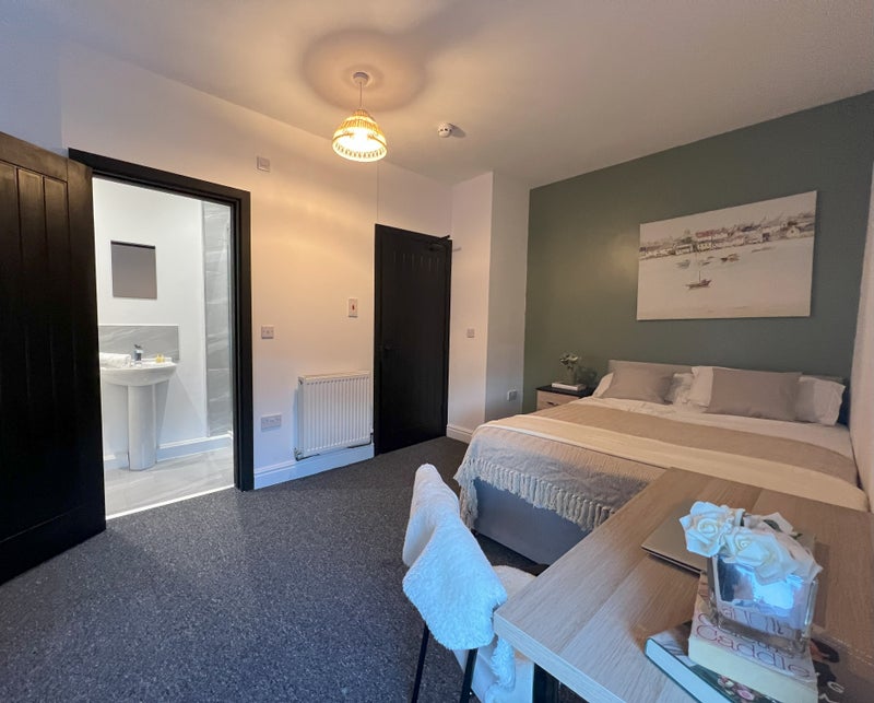 Photo 1: Room 5