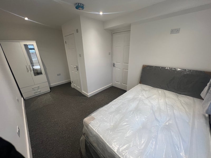 Photo 1: Room 1 Bedroom