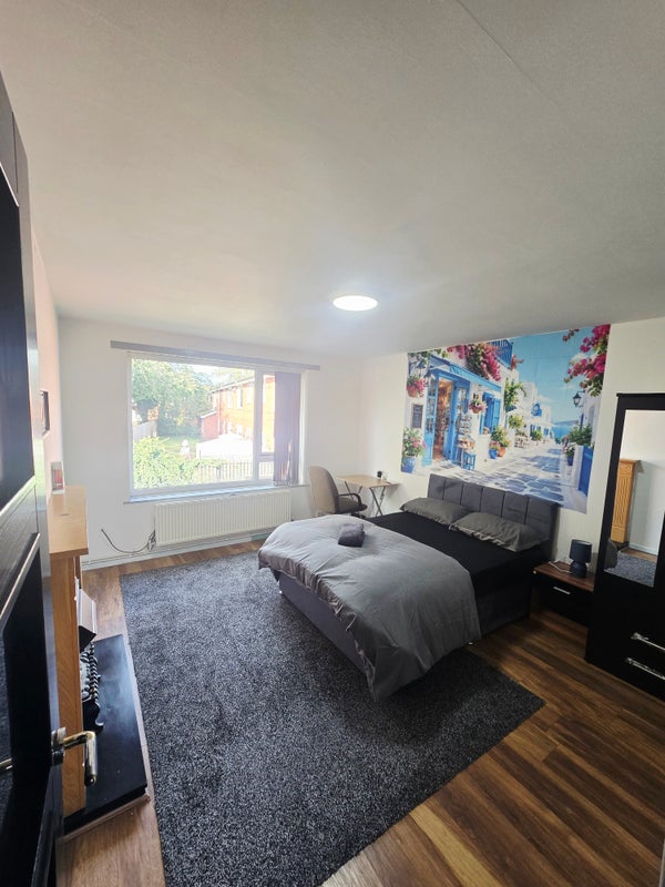 Photo 1: 2nd Bedroom