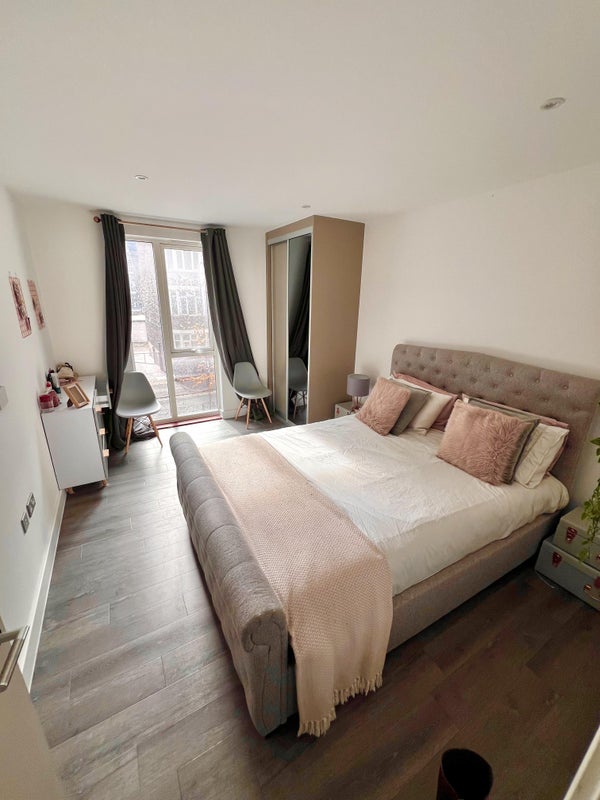 Photo 1: Bedroom