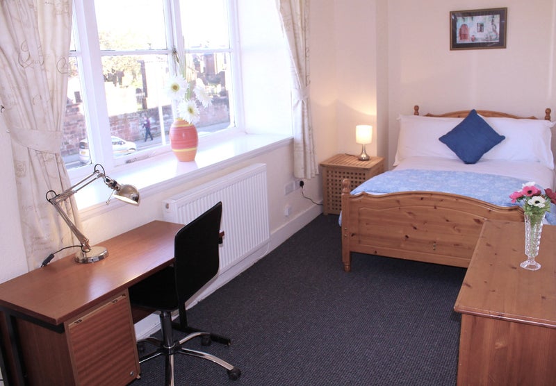 Photo 1: £690/mo