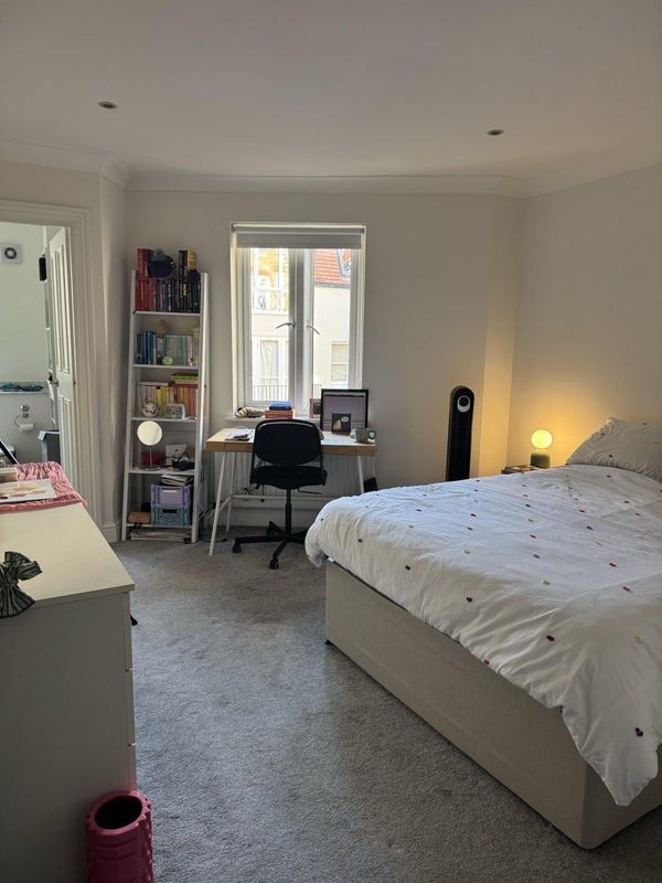 Photo 1: bedroom