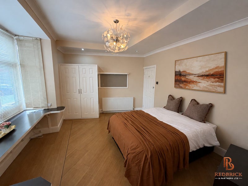 Photo 1: Large Room 2