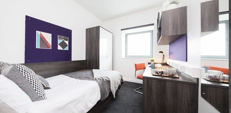Photo 1: Bedroom