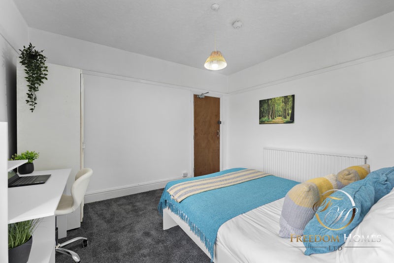 Photo 1: Room 5