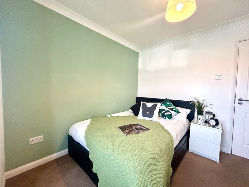 Photo 1: Room 6: Fully furnished and all bills included