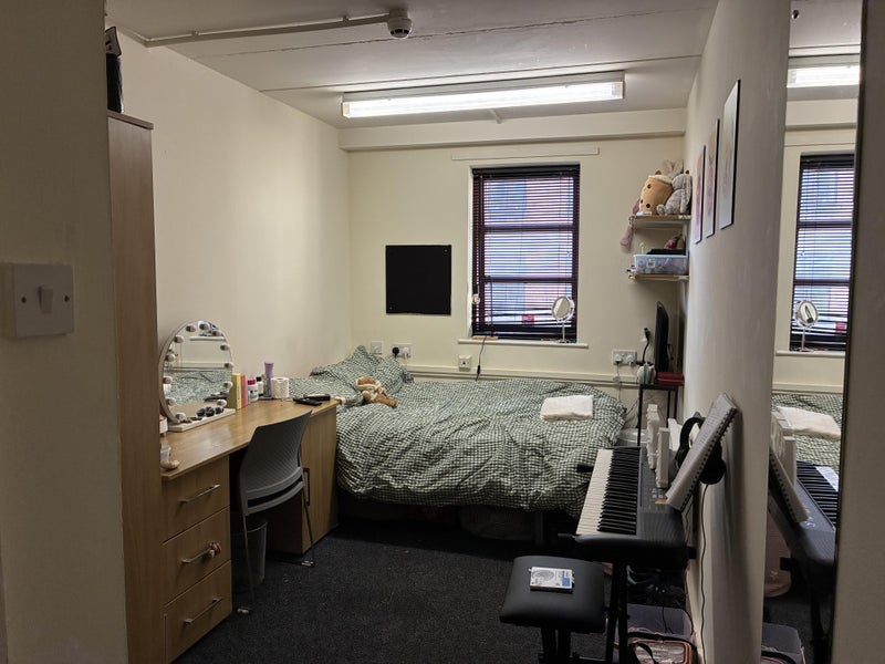 Photo 1: Bedroom