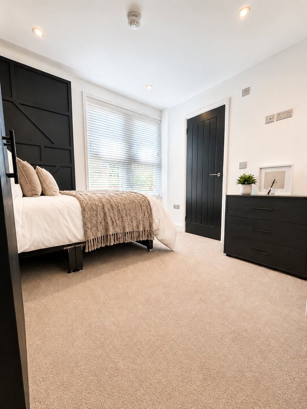 Photo 1: Bedroom