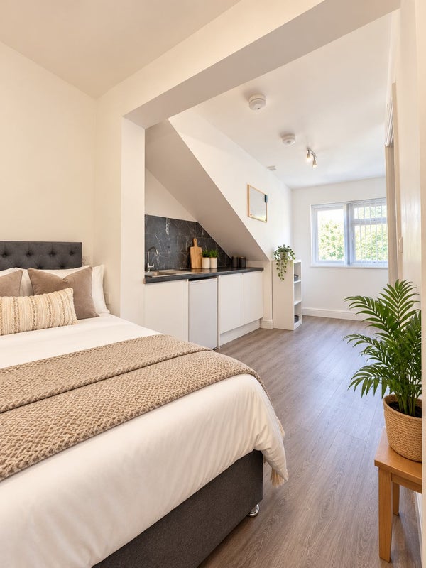 Photo 1: Room 1