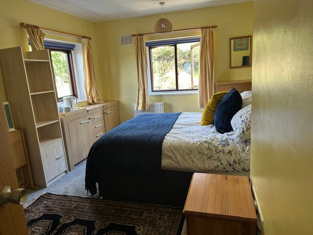 Photo 1: Yellow Room - double
