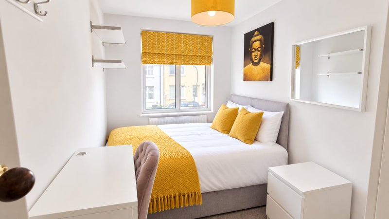 Photo 1: Bedroom