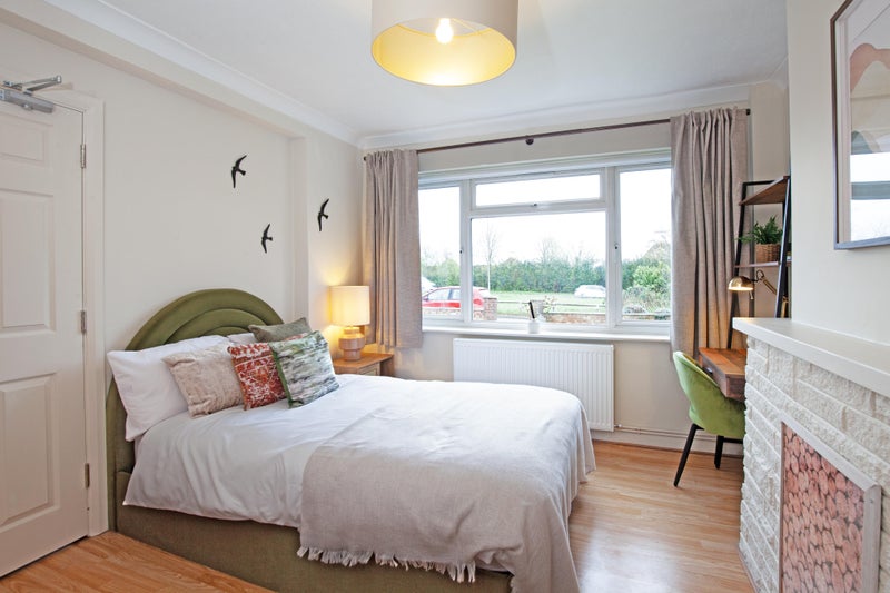 Photo 1: Room 2