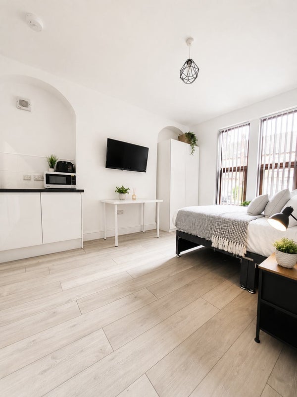 Photo 1: Room 1