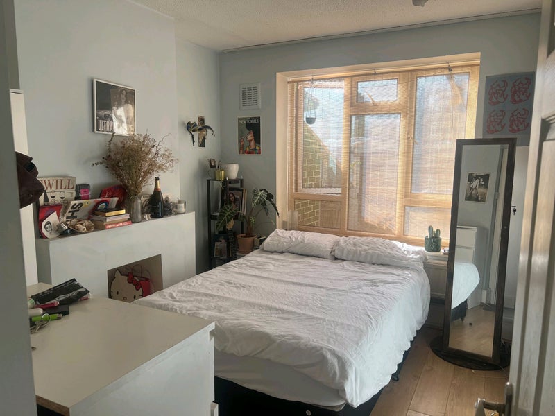Photo 1: Room 2