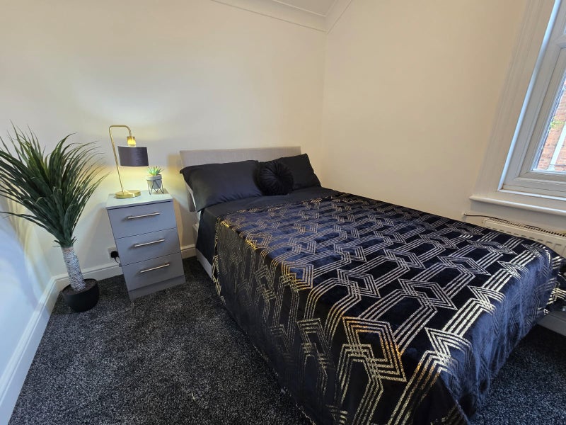 Photo 1: Room 2