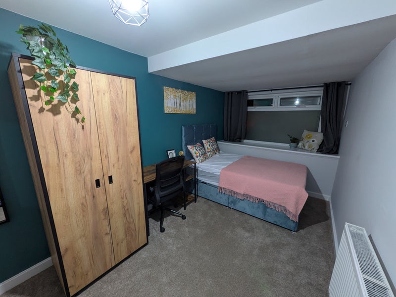 Photo 1: Room 1, personal bathroom