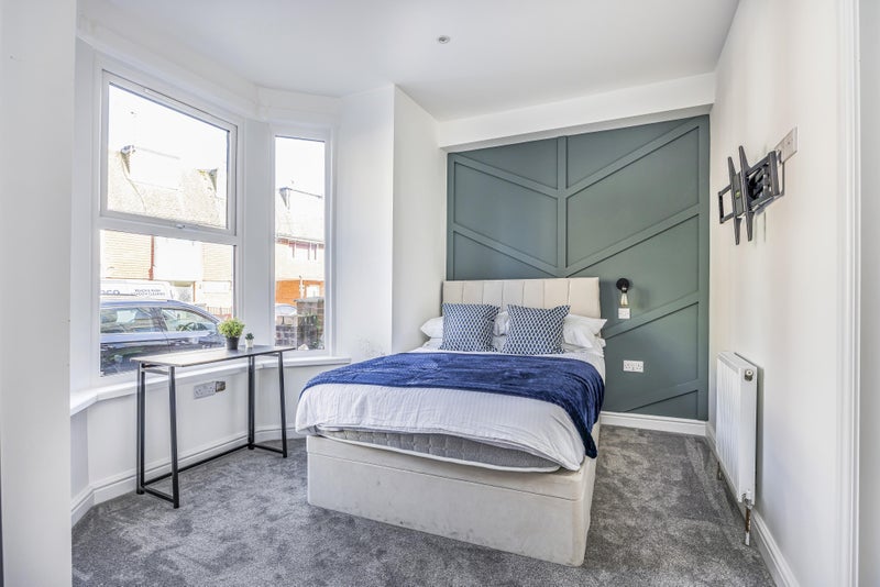 Photo 1: ROOM 1 WITH ENSUITE £725