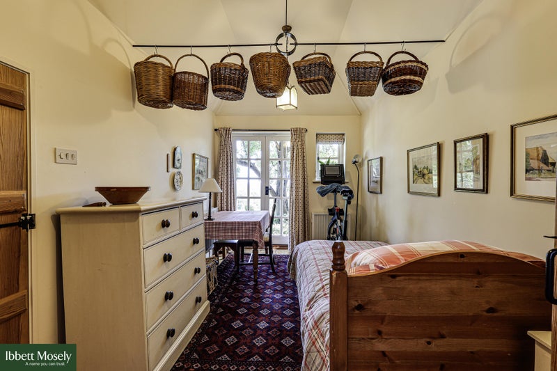 Photo 1: Bed sitting room