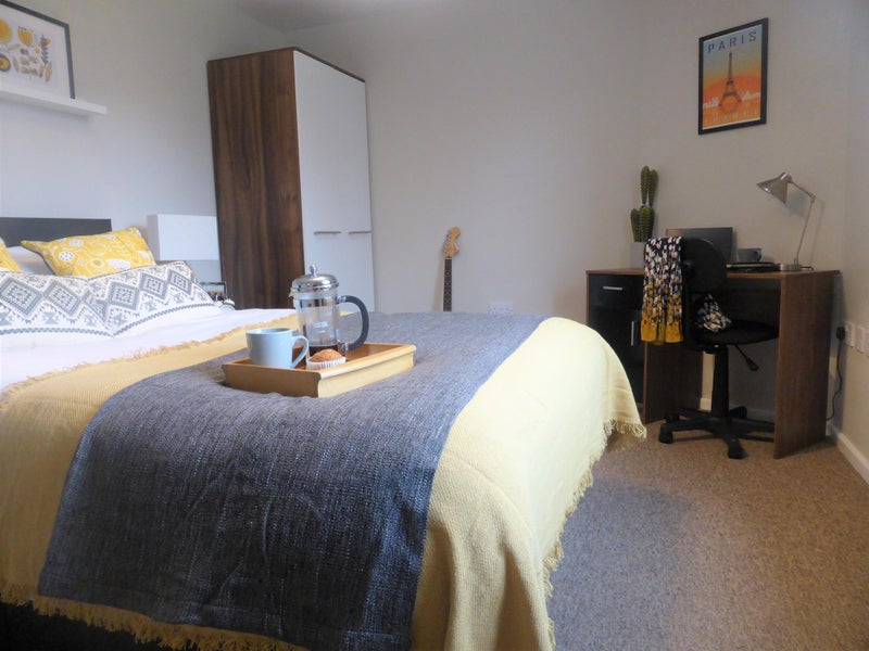 Photo 1: Large double room overlooking quiet garden, fast wifi, plenty of storage