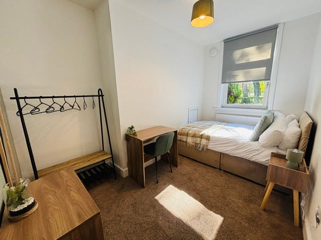 Photo 1: Room 1