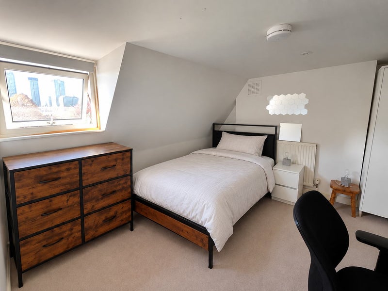 Photo 1: ROOM 5
