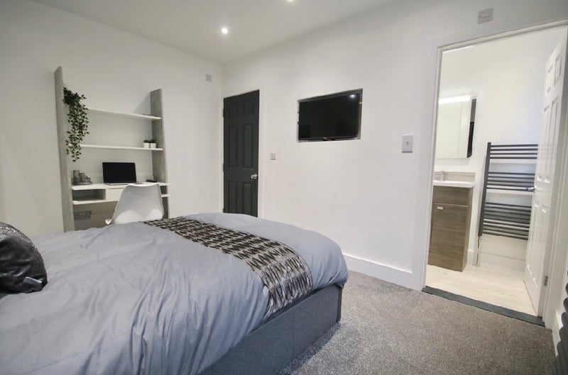 Photo 1: Bedroom