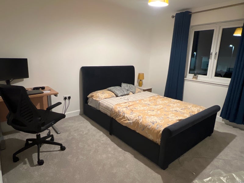 Photo 1: Spacious double bedroom 