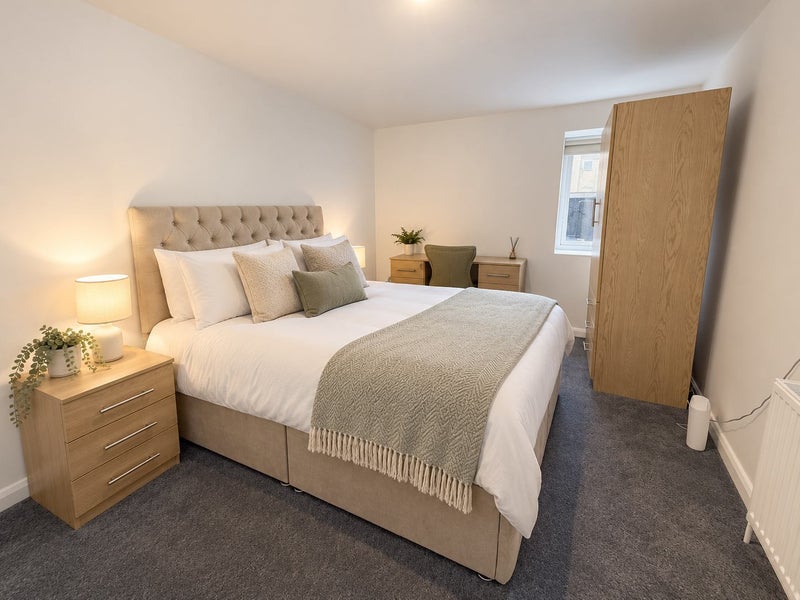 Photo 1: Room 8 (1a)