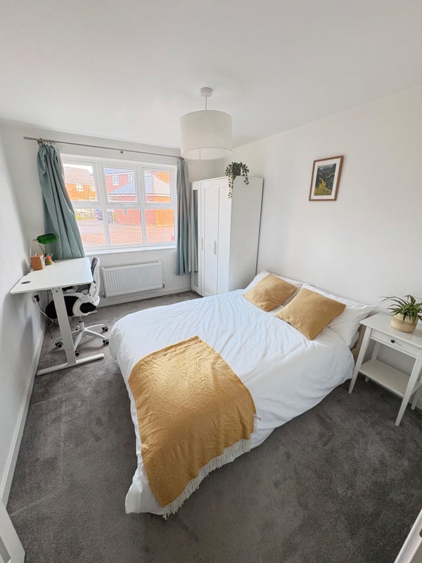 Photo 1: Double bedroom