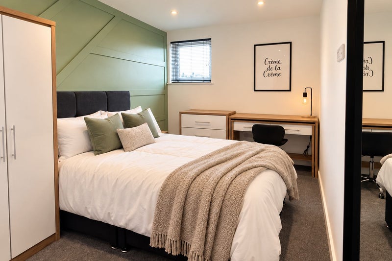 Photo 1: Bedroom