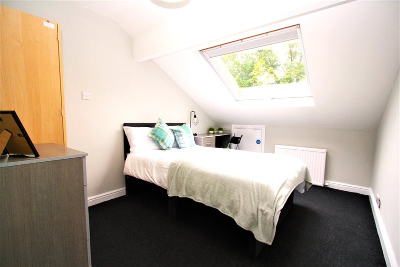 Photo 1: Room 9
