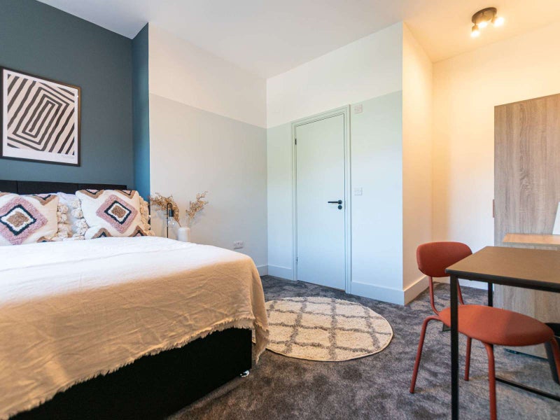 Photo 1: Room 4 - Ensuite