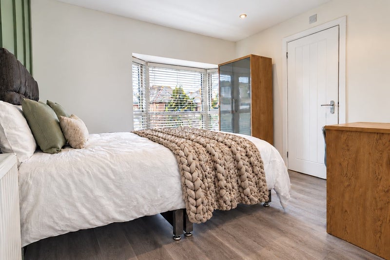 Photo 1: Bedroom