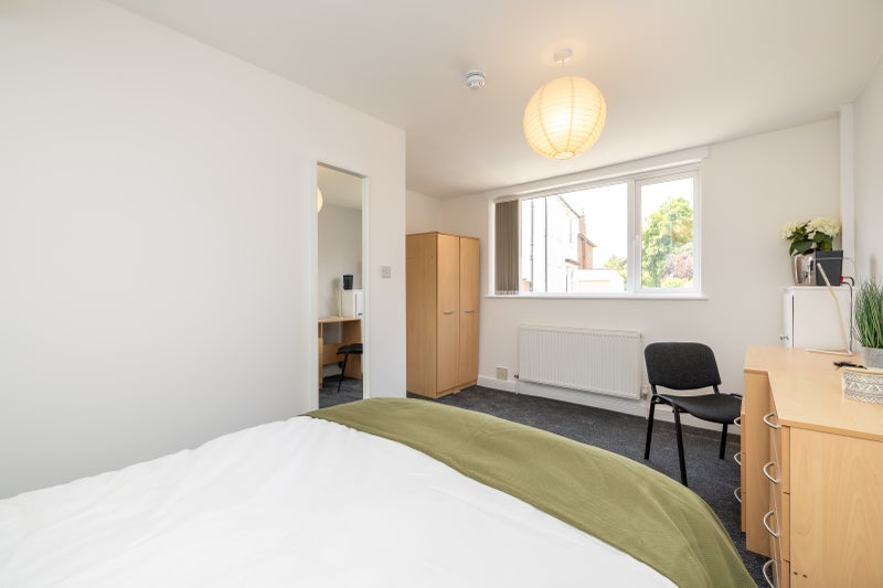 Photo 1: Room 1 - TO LET