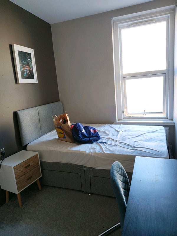 Photo 1: Bedroom, better photos on Zoopla etc.