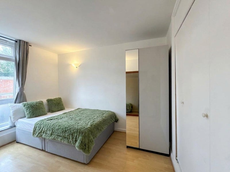 Photo 1: Room 1 