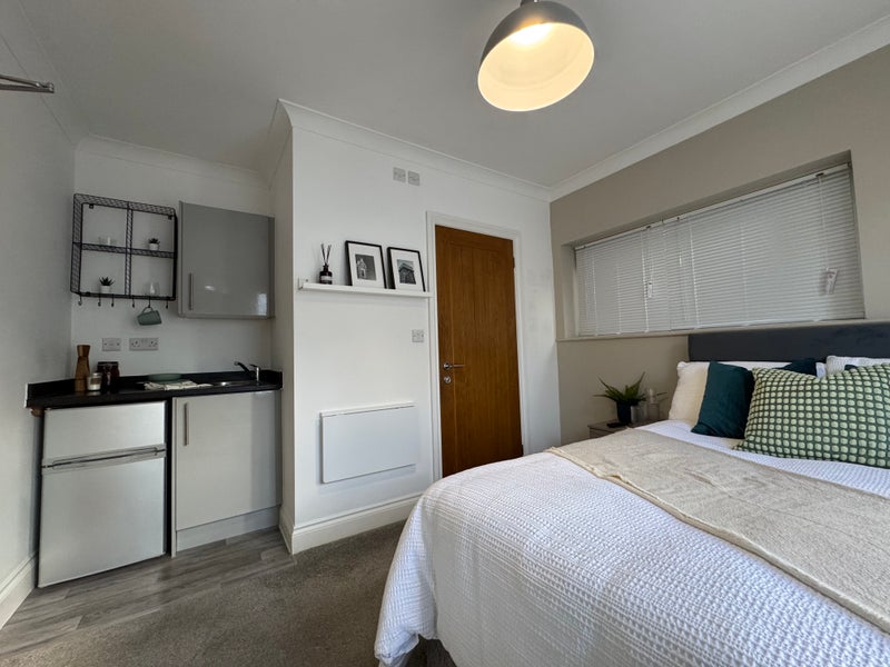 Photo 1: Kitchenette