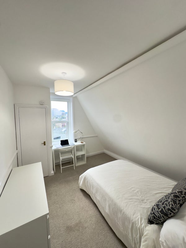Photo 1: Bedroom 