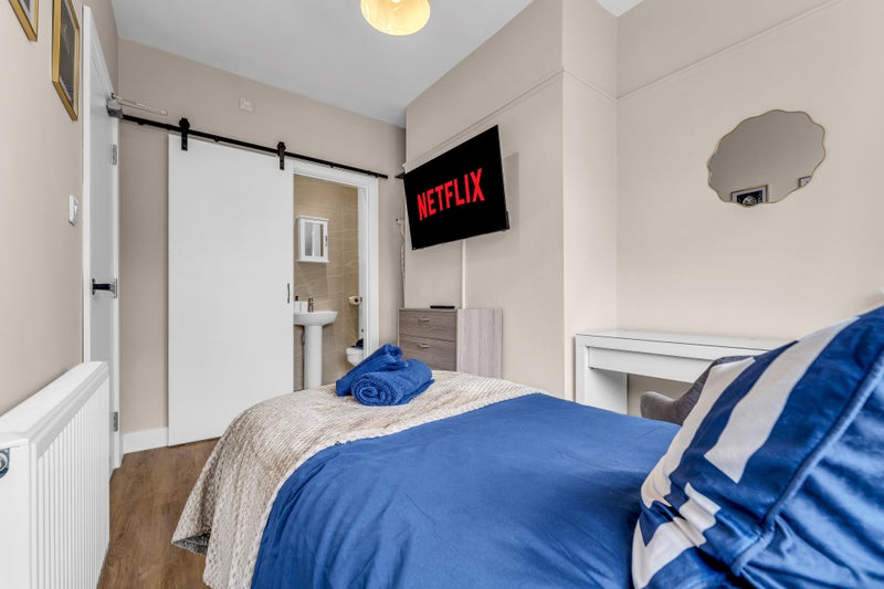 Photo 1: Fully furnished single en-suite room with modern décor and wall-mounted TV